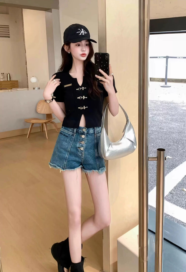 Large Pockets Button-front Denim Shorts