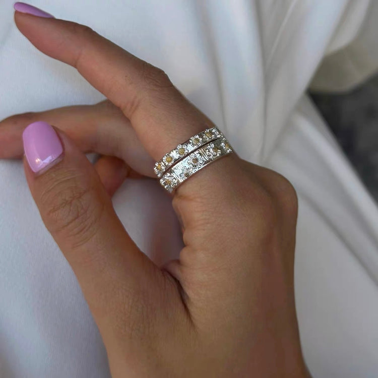Dainty Daisy Ring